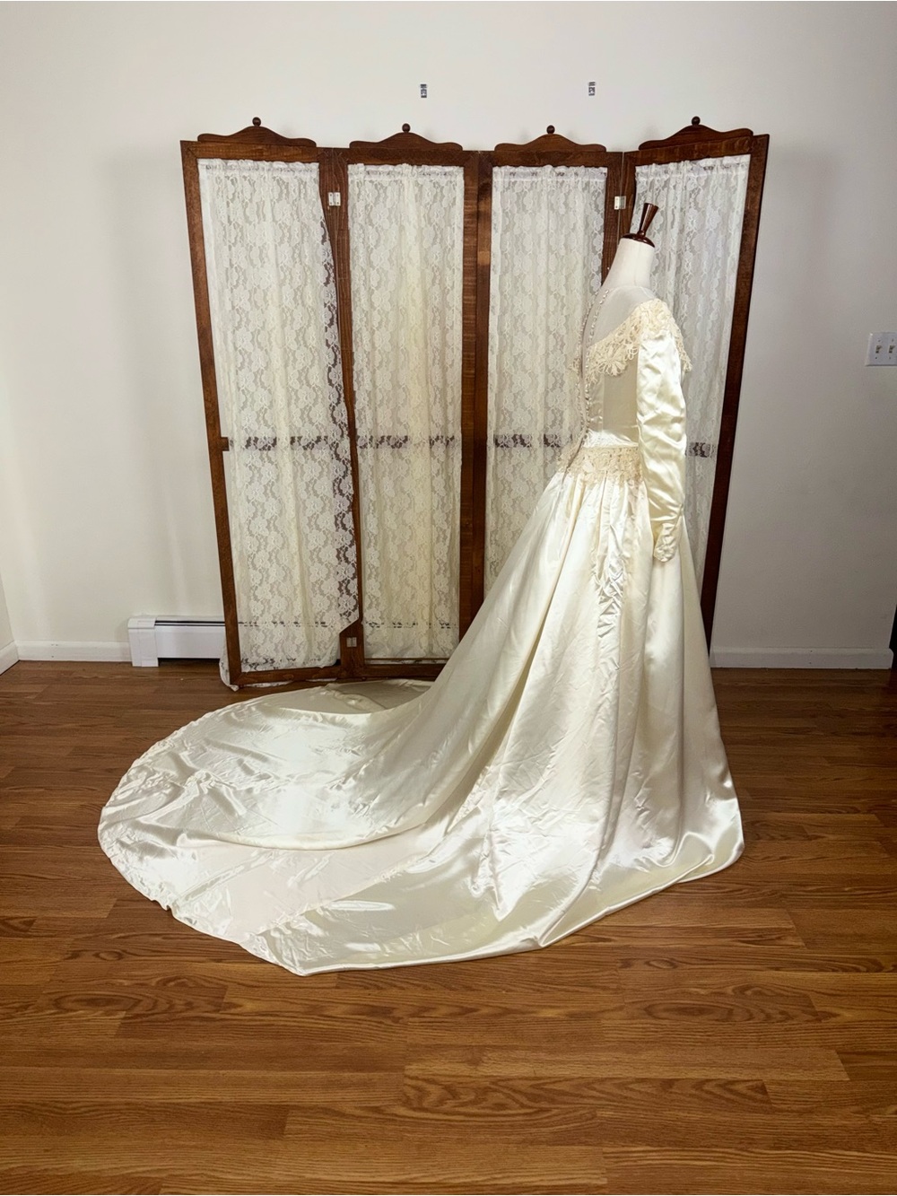 Stunning Vintage 1940s Mauer Original Liquid Satin Wedding Gown - Picture 5 of 8